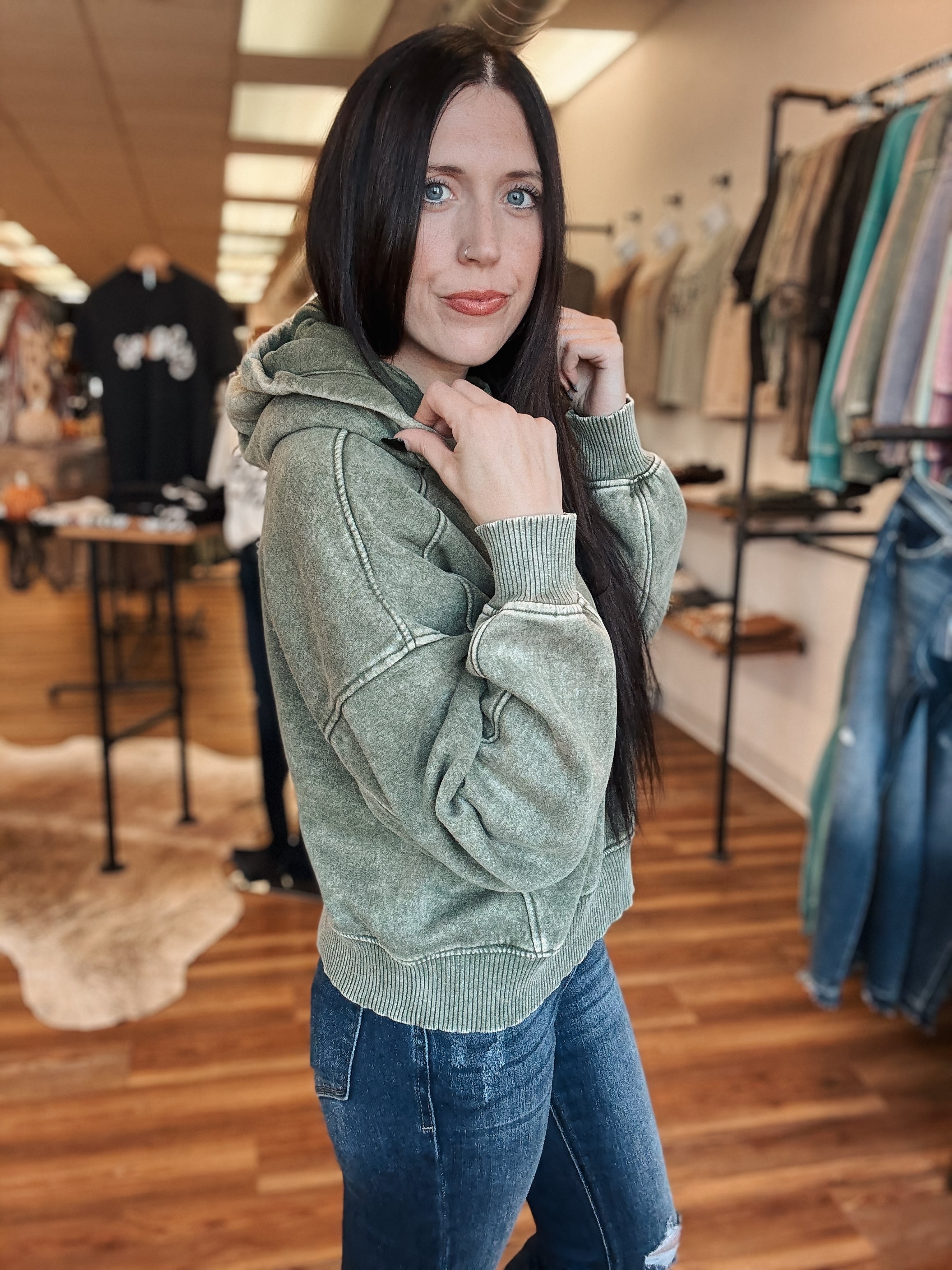 MINERAL WASH CROP HOODIE - OLIVE