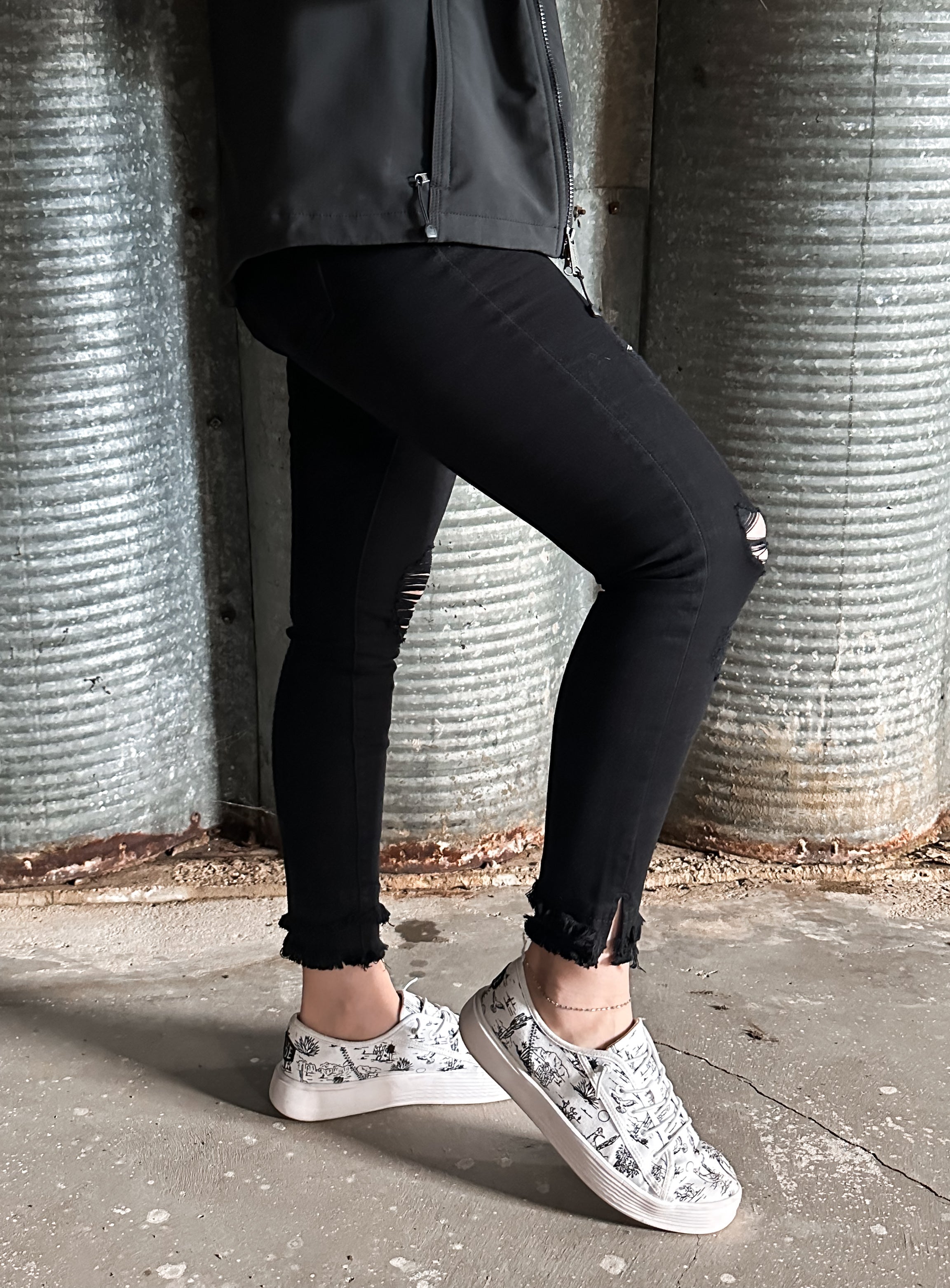 MID-RISE DISTRESSED ANKLE SKINNY - BLACK - KANCAN