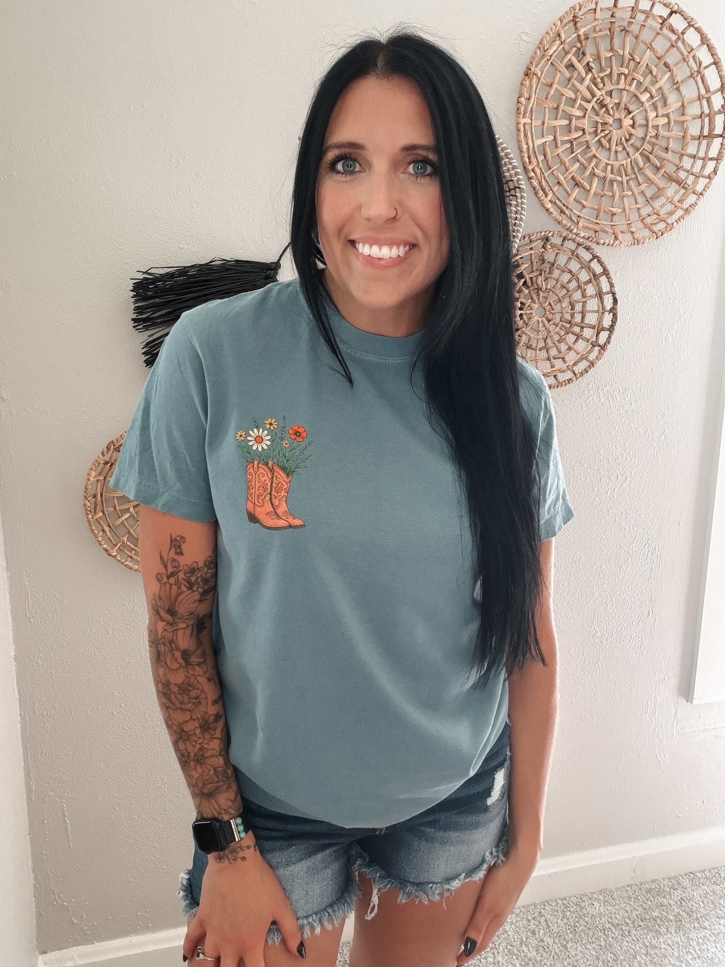 KICKIN' BOOTS TEE