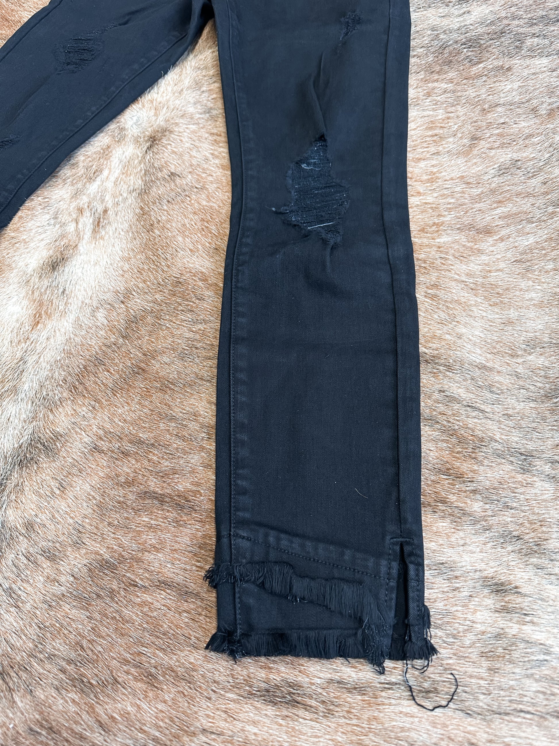 MID-RISE DISTRESSED ANKLE SKINNY - BLACK - KANCAN