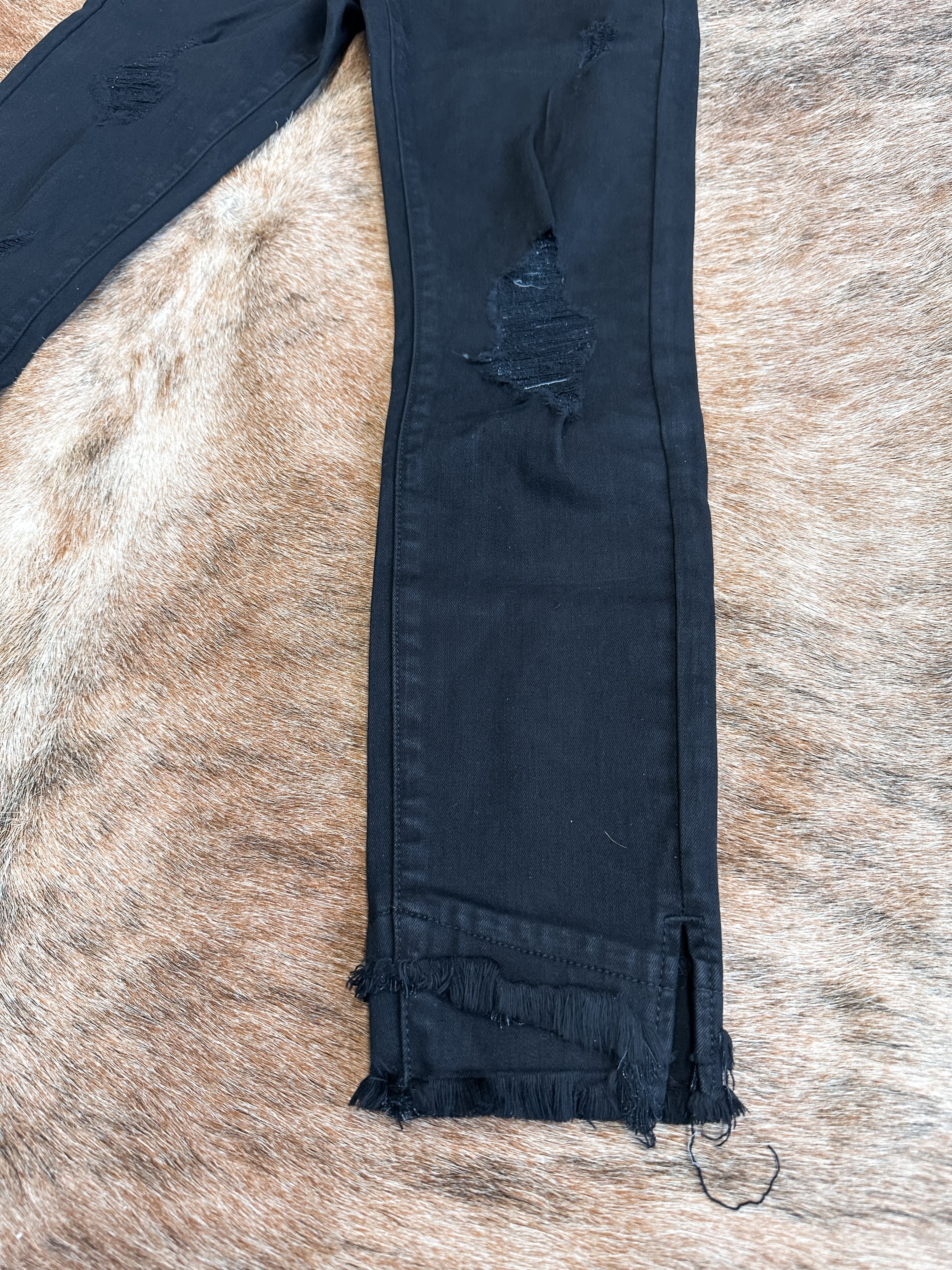 MID-RISE DISTRESSED ANKLE SKINNY - BLACK - KANCAN