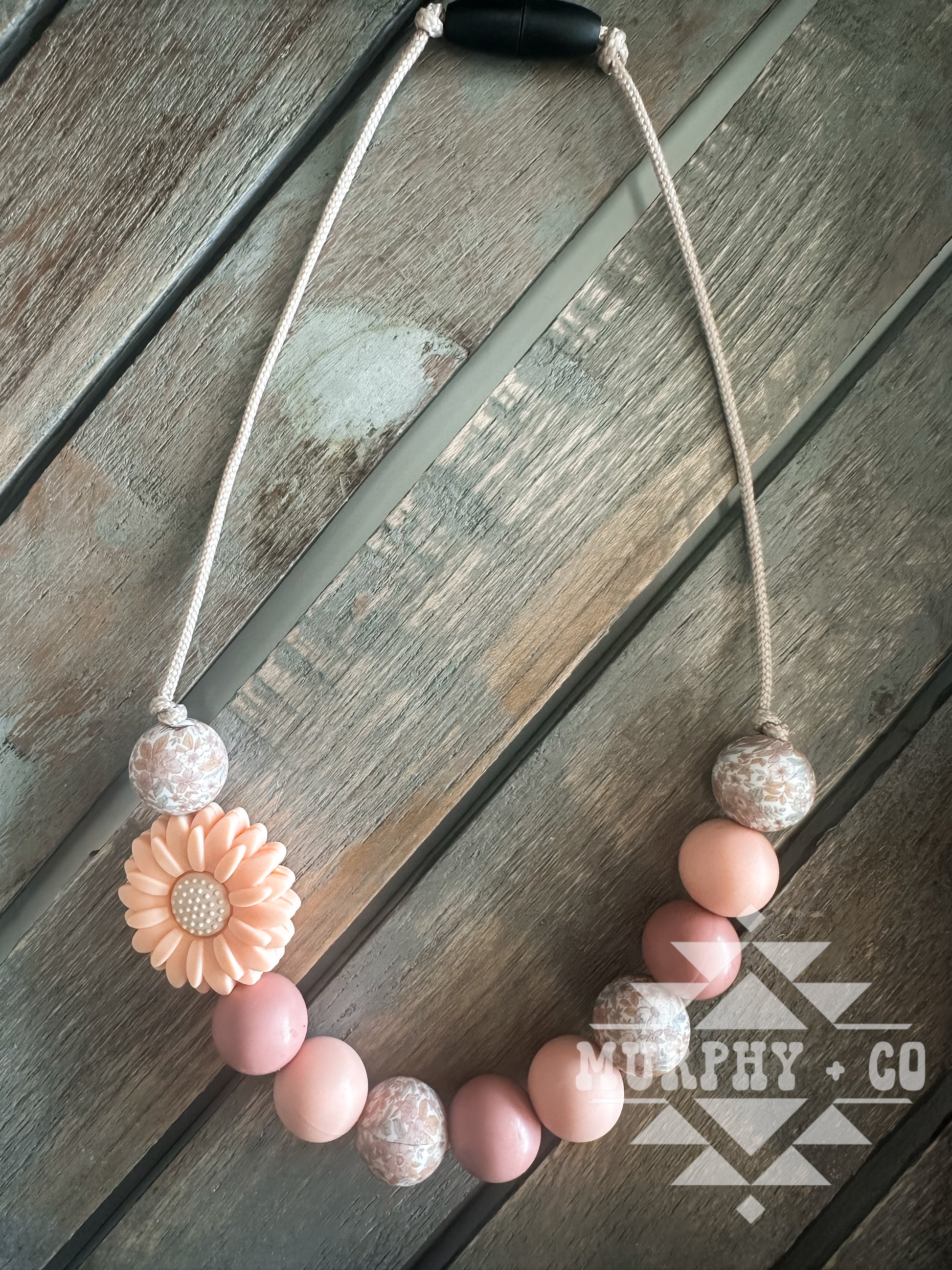 PEACH DAISY NECKLACE