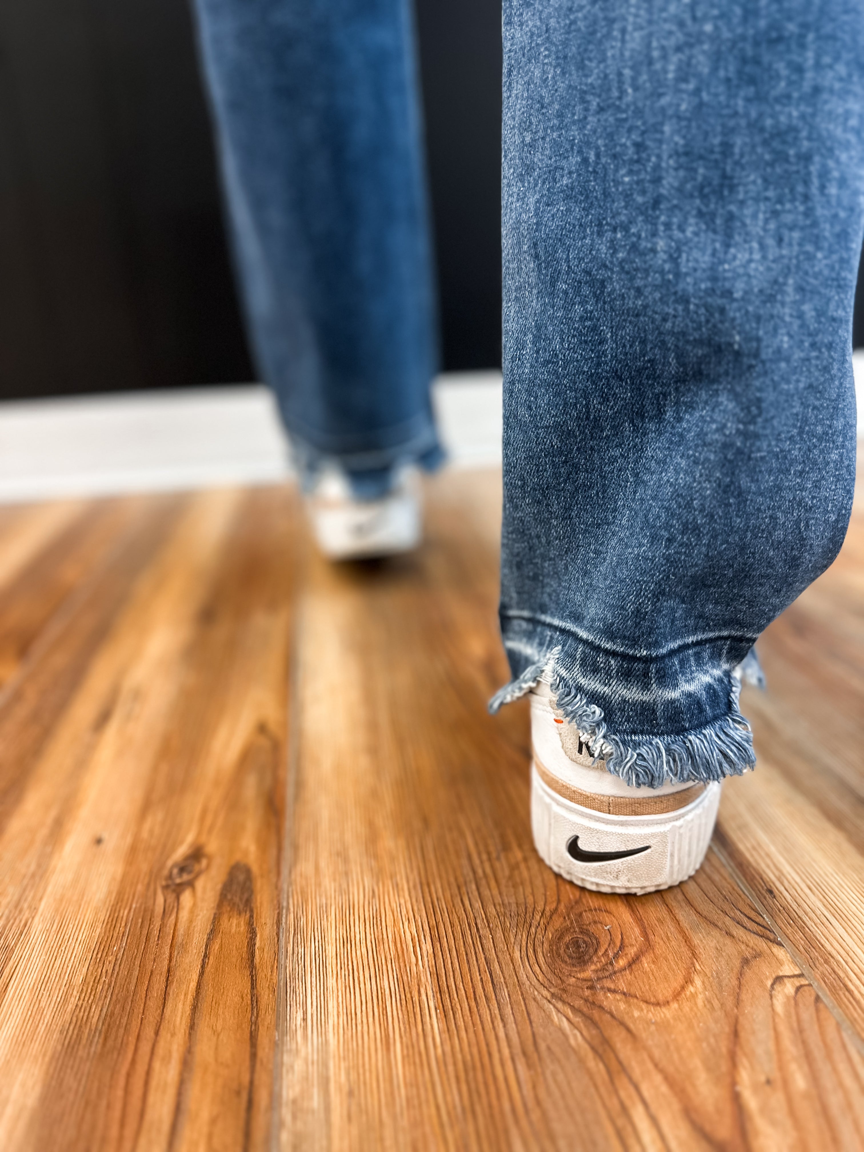 HIGH RISE DISTRESSED SLIM STRAIGHT - KANCAN