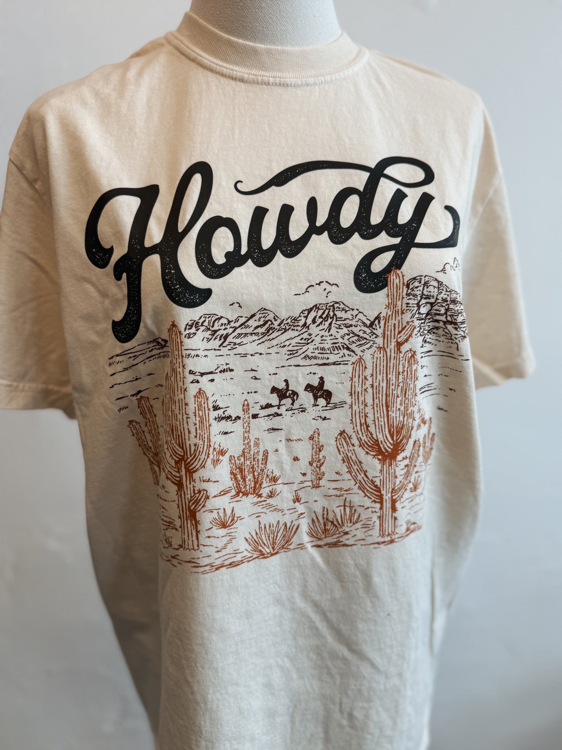 HOWDY SCENE GRAPHIC TEE