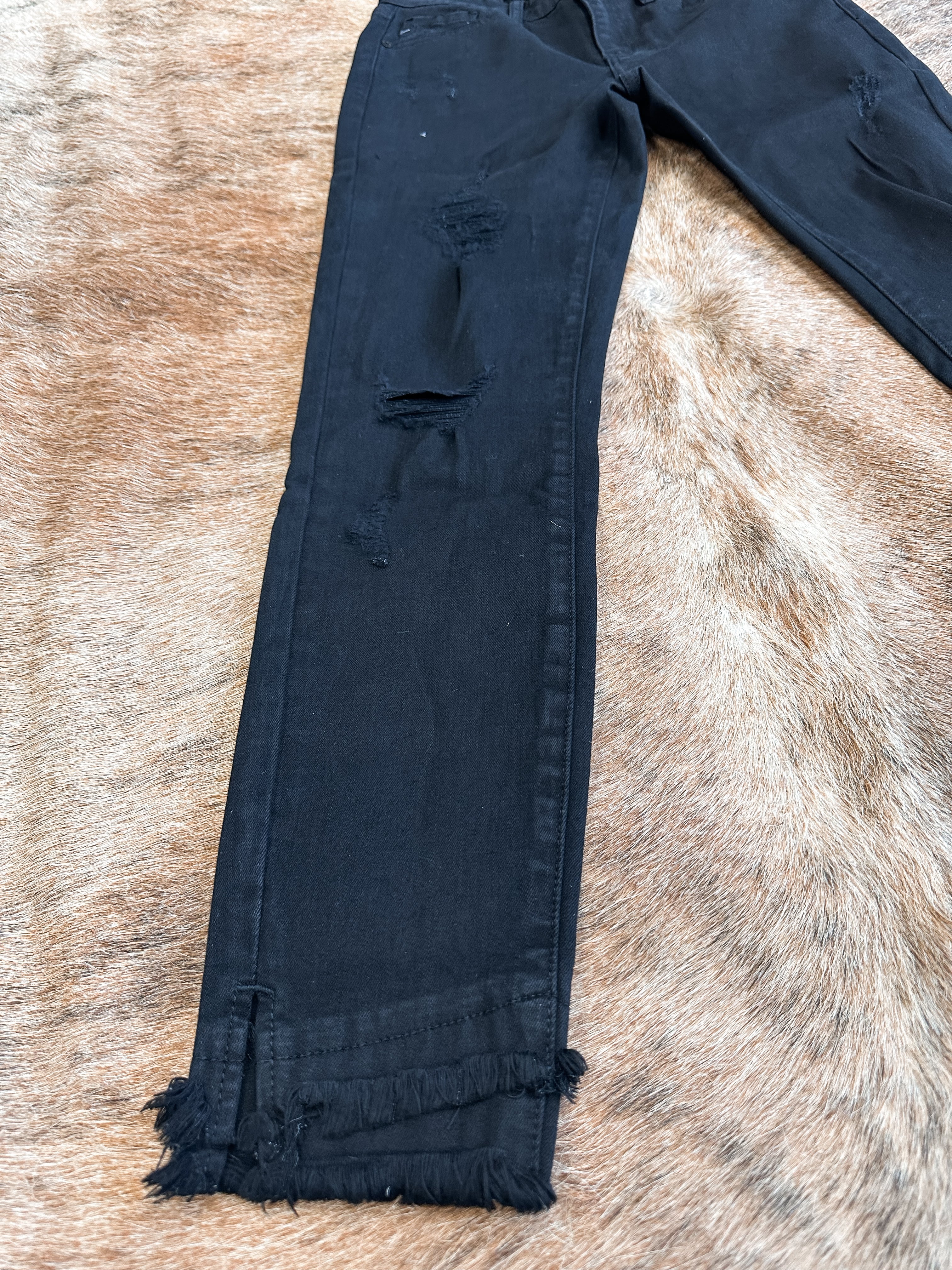 MID-RISE DISTRESSED ANKLE SKINNY - BLACK - KANCAN