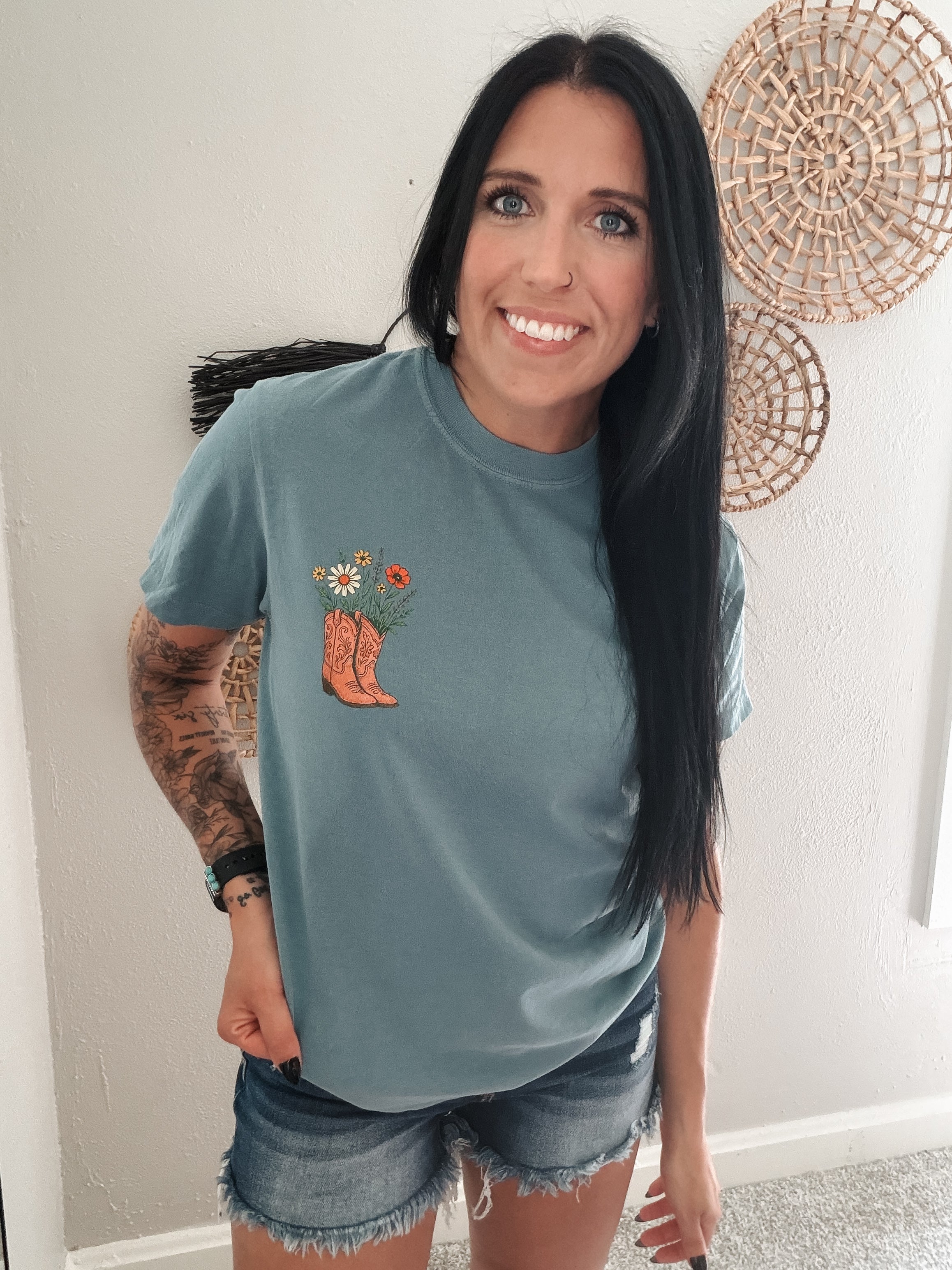 KICKIN' BOOTS TEE