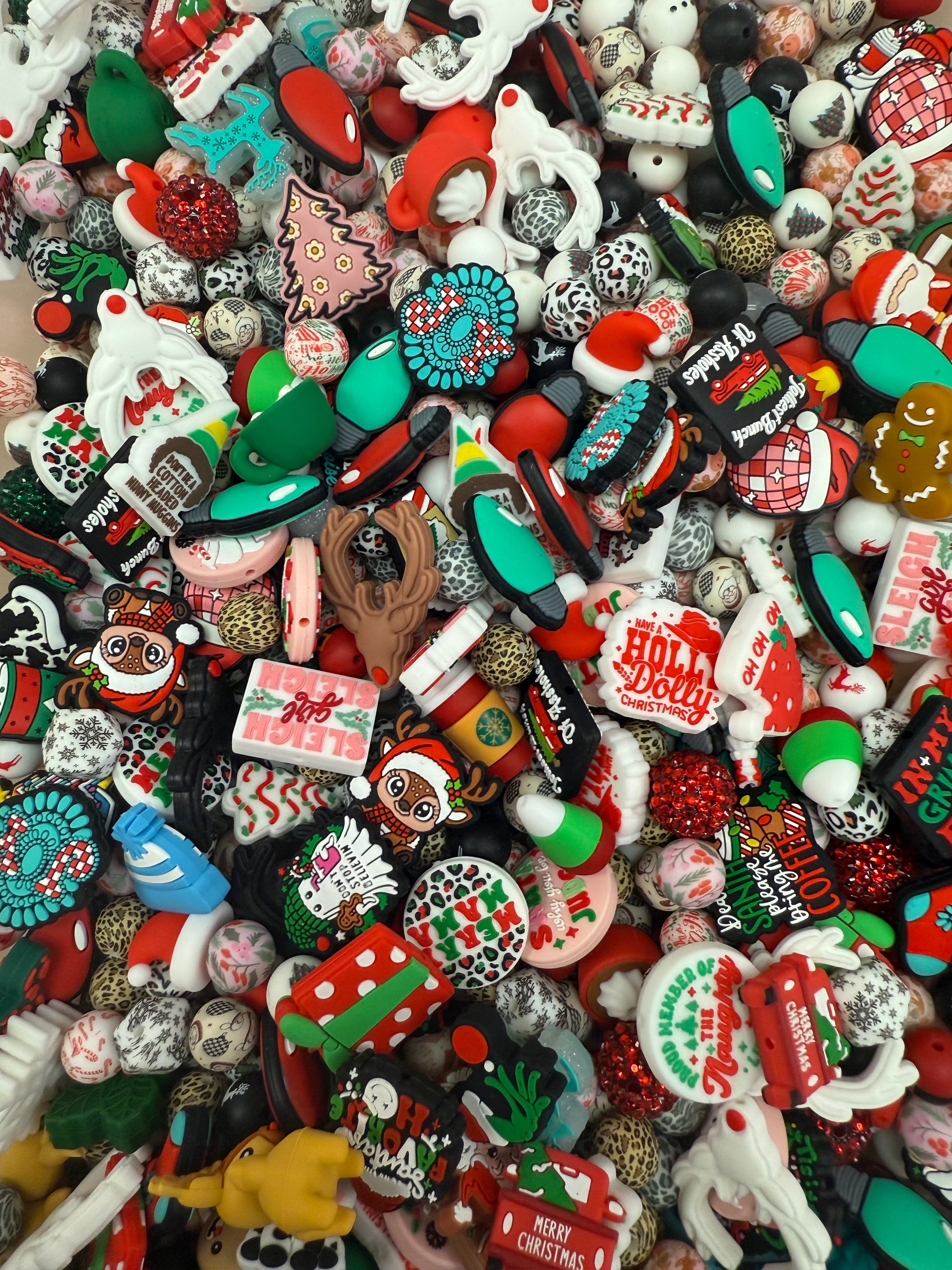 SCOOP OF CHRISTMAS FOCALS + BEADS MIX