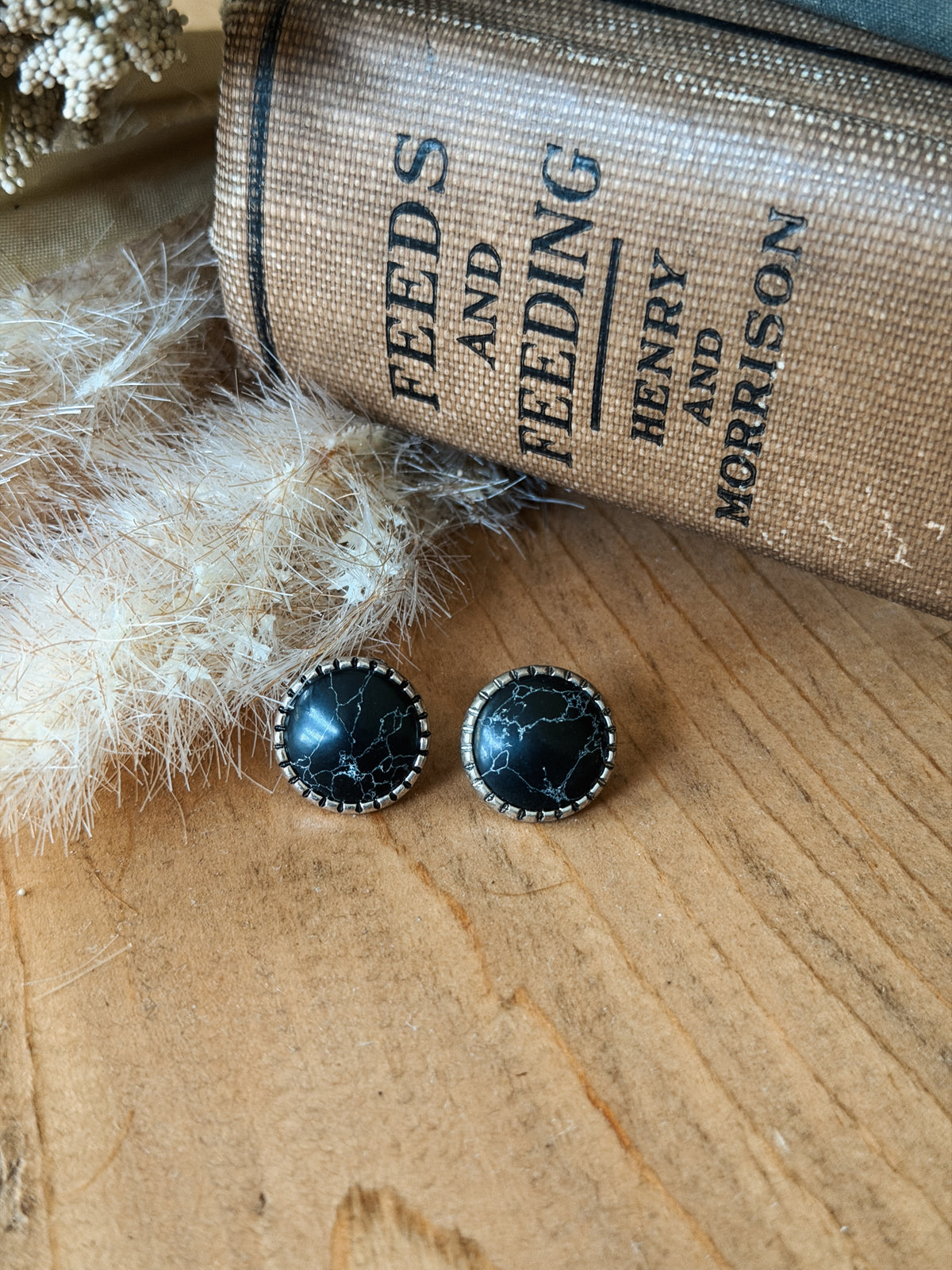 THE ROUND UP STUDS - BLACK