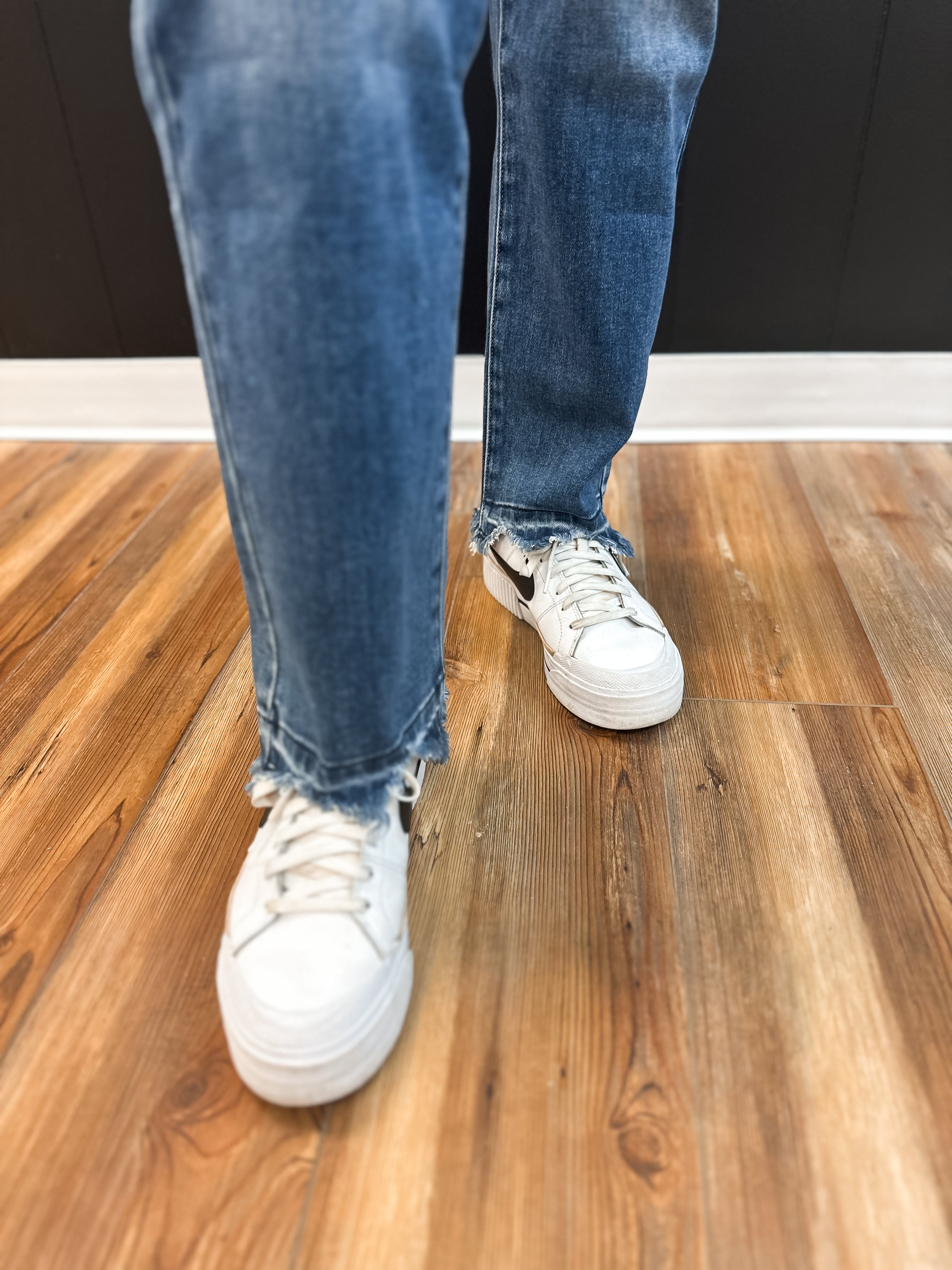 HIGH RISE DISTRESSED SLIM STRAIGHT - KANCAN