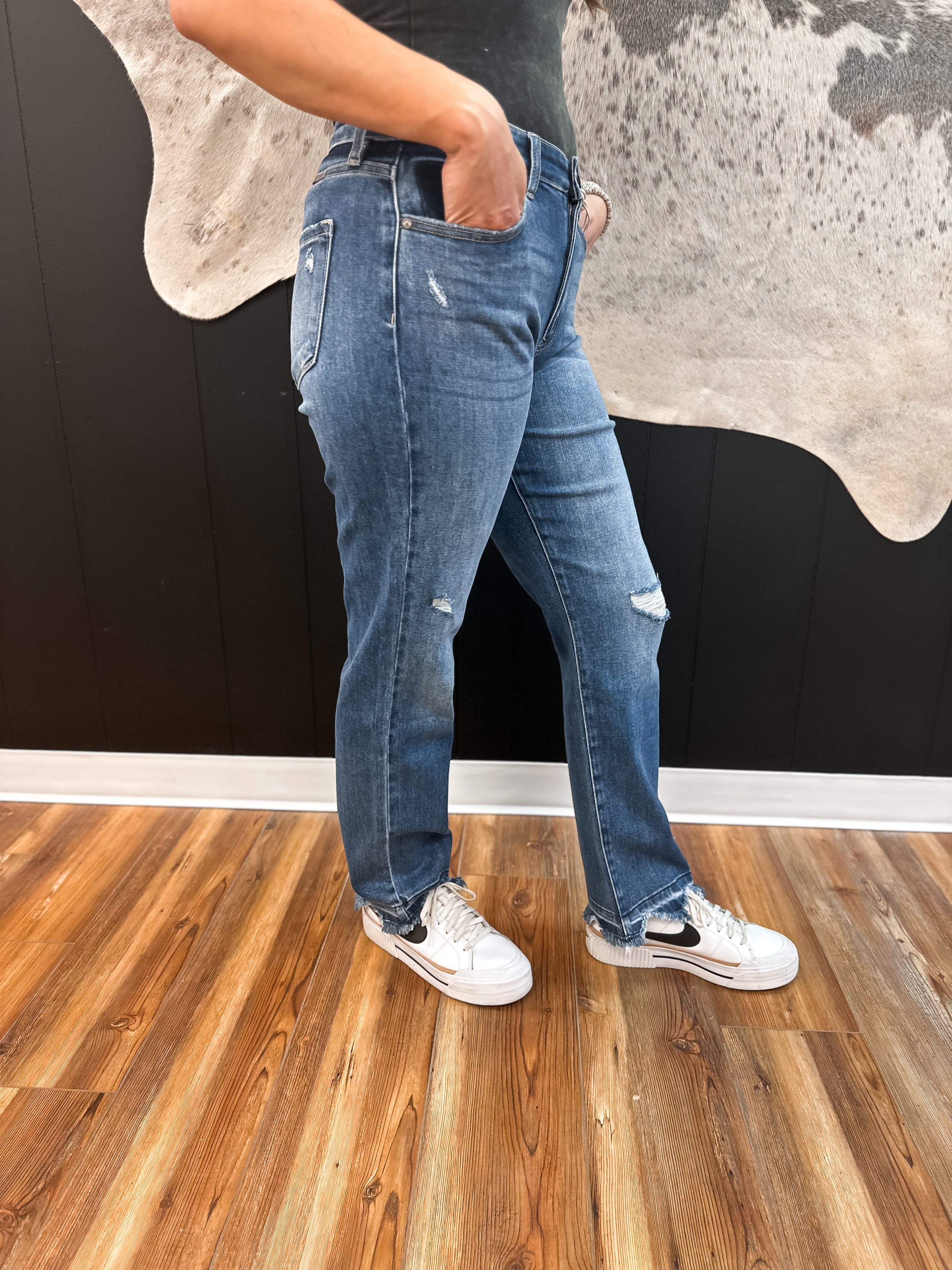 HIGH RISE DISTRESSED SLIM STRAIGHT - KANCAN